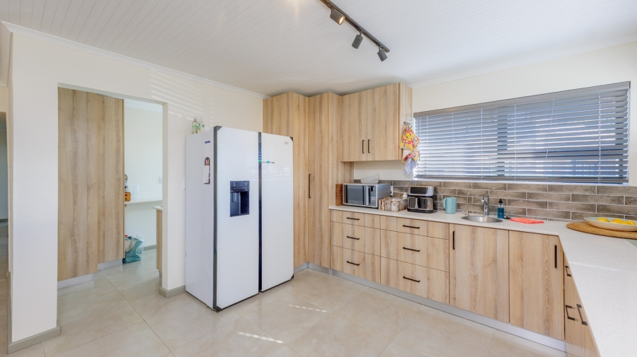 4 Bedroom Property for Sale in Struisbaai Western Cape